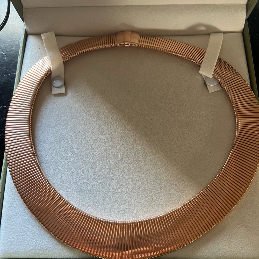Classy and elegant gold necklace to make you feel like a queen! Made in Italy